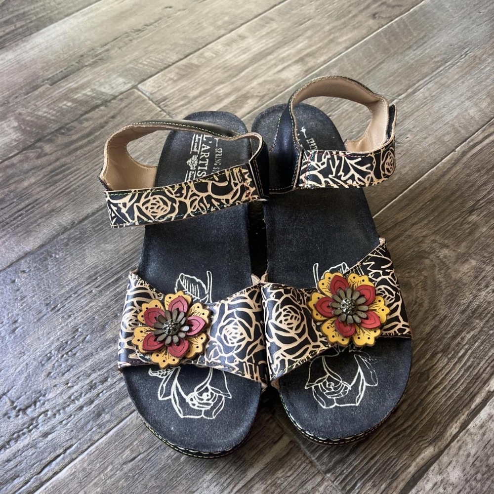 L'Artiste Women's Black Leather Wedge Embossed Sandals